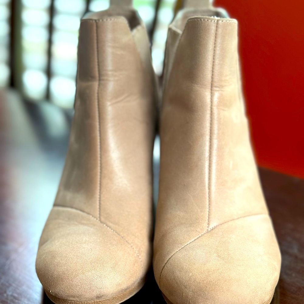 Toms Tan Ankle Boots Sleek Design